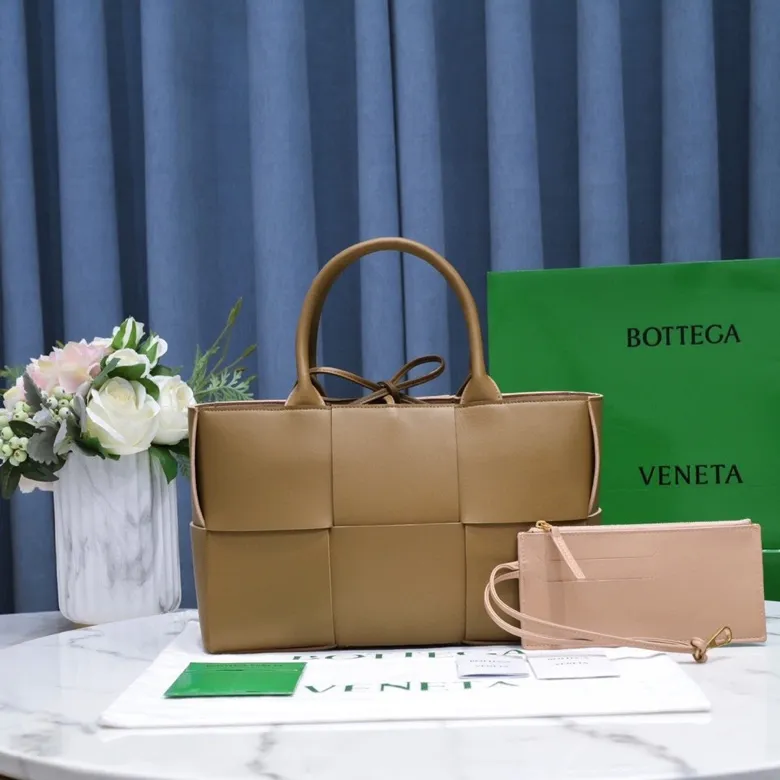 Batch 1760 medium arco, BottegaVeneta# official website latest cowhide leather with inner sheepskin SLIP tote handbag, and the logo has been changed to the side panel😍The oversized woven design really makes it a huge gap from ordinary tote bags🔗🔗Different color combinations inside and outside ⛓Daniel Lee leads the brand's DNA to continue to evolve with fresh inspiration🧬🧬showing a balanced style of luxury and reality👉: 30*20*12 Model: 9893#